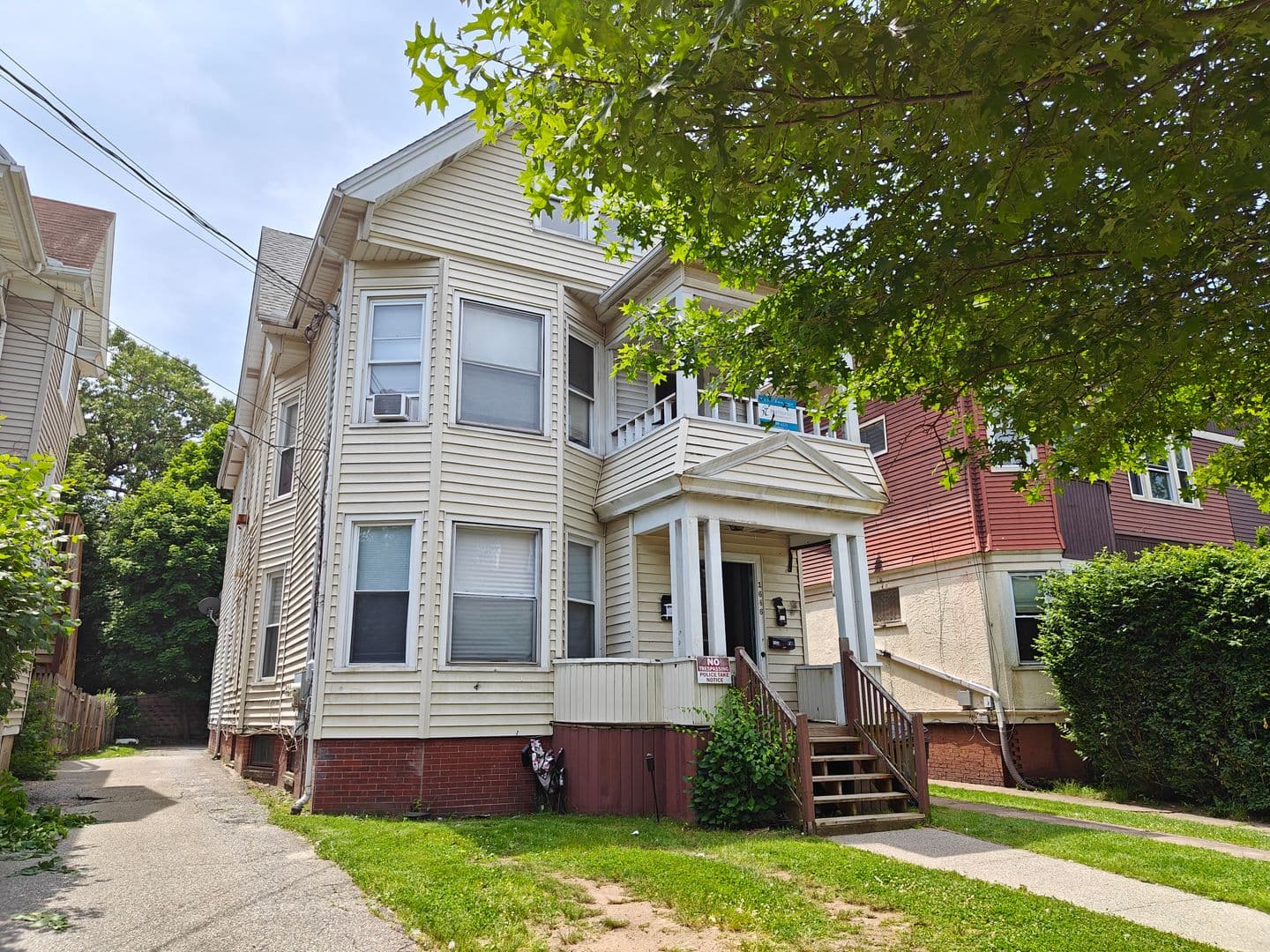 New Haven Apartment: 1644 Chapel Street