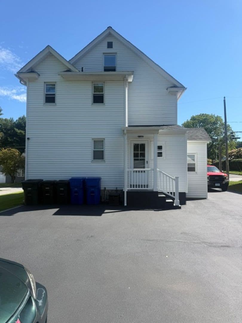 Torrington House: 280 Hillside Ave