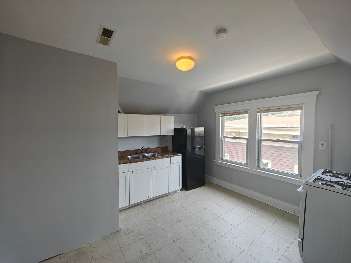 New Haven Apartment: 1644 Chapel Street