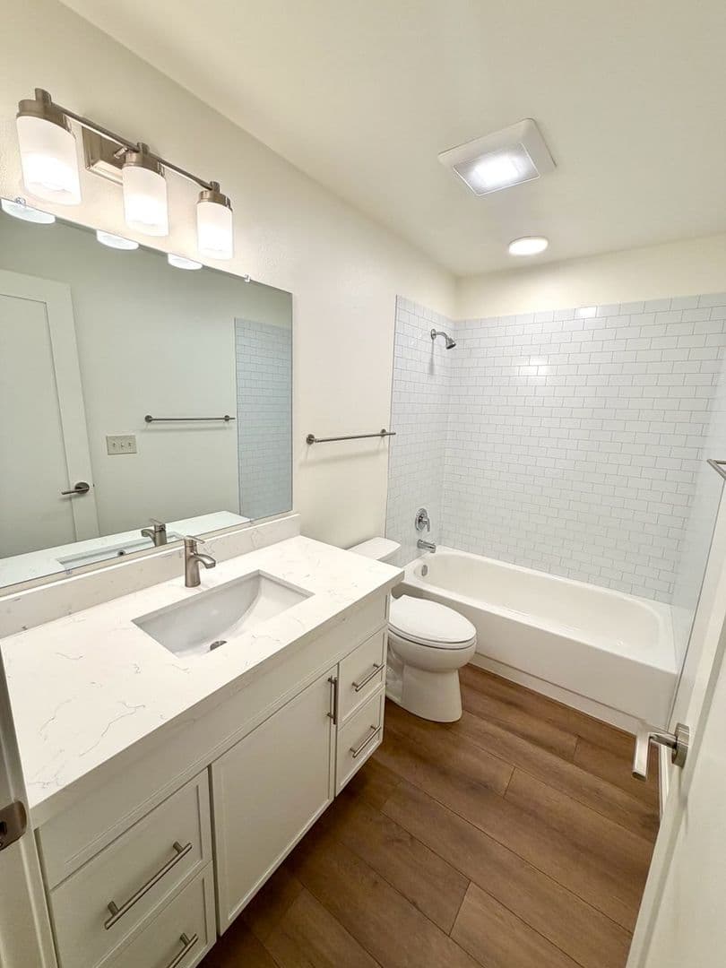 Bellevue Apartment: 530 100th Ave SE