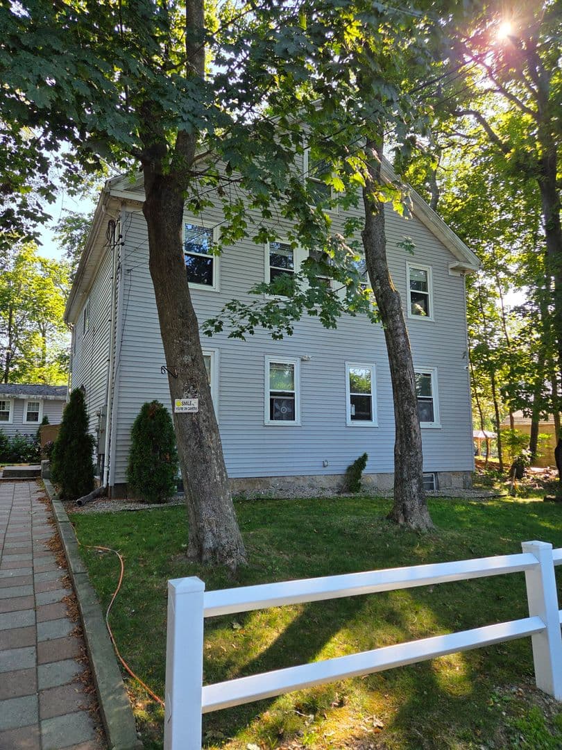 Kingston House: 162 Main Street