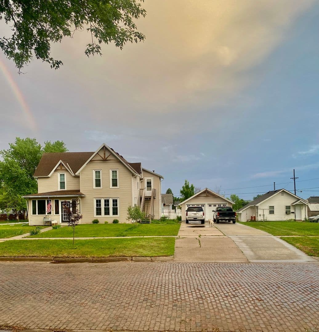 Wayne House: 301 W 1st Street