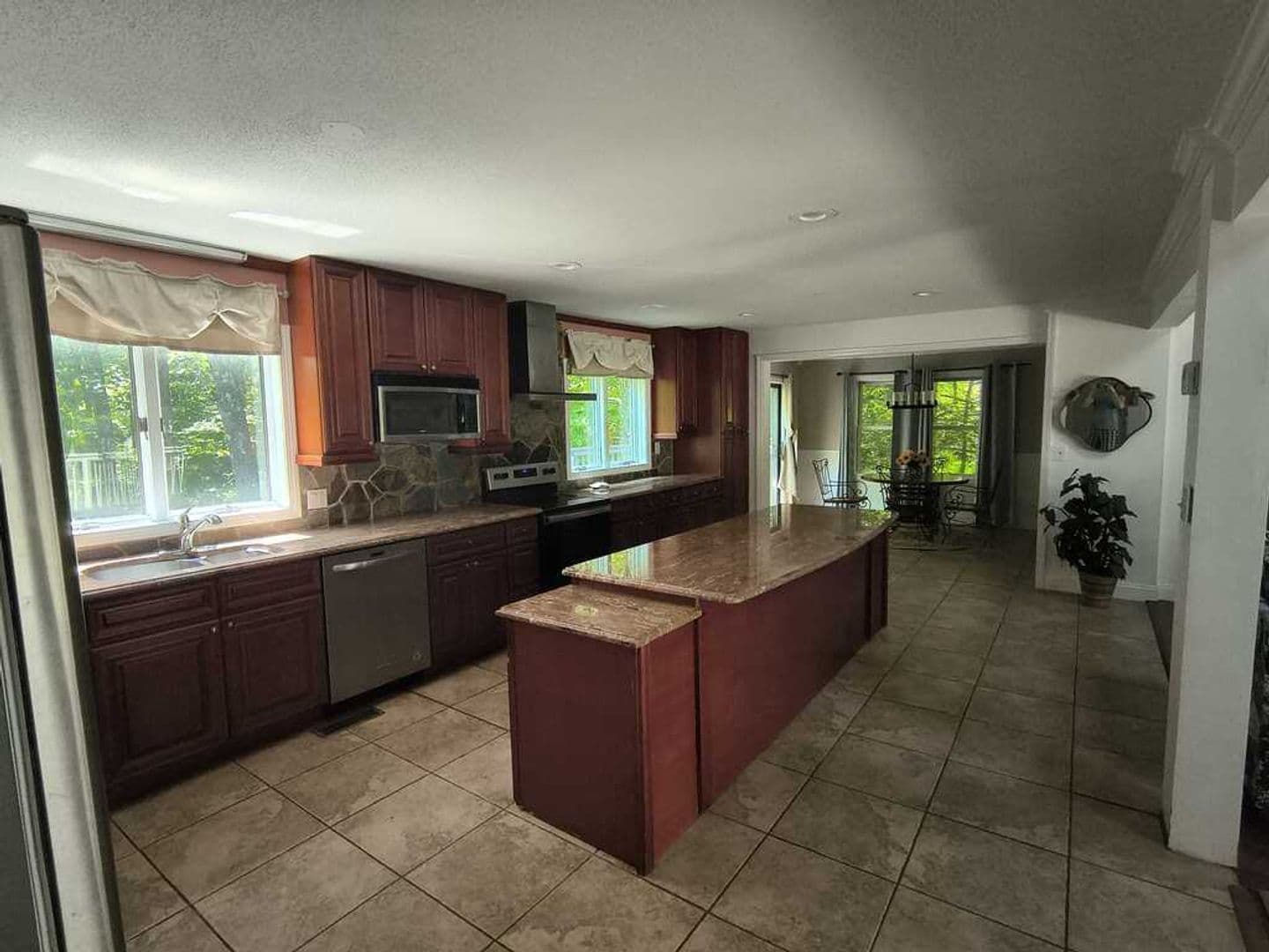 Goshen House: 421 E Hyerdale Drive