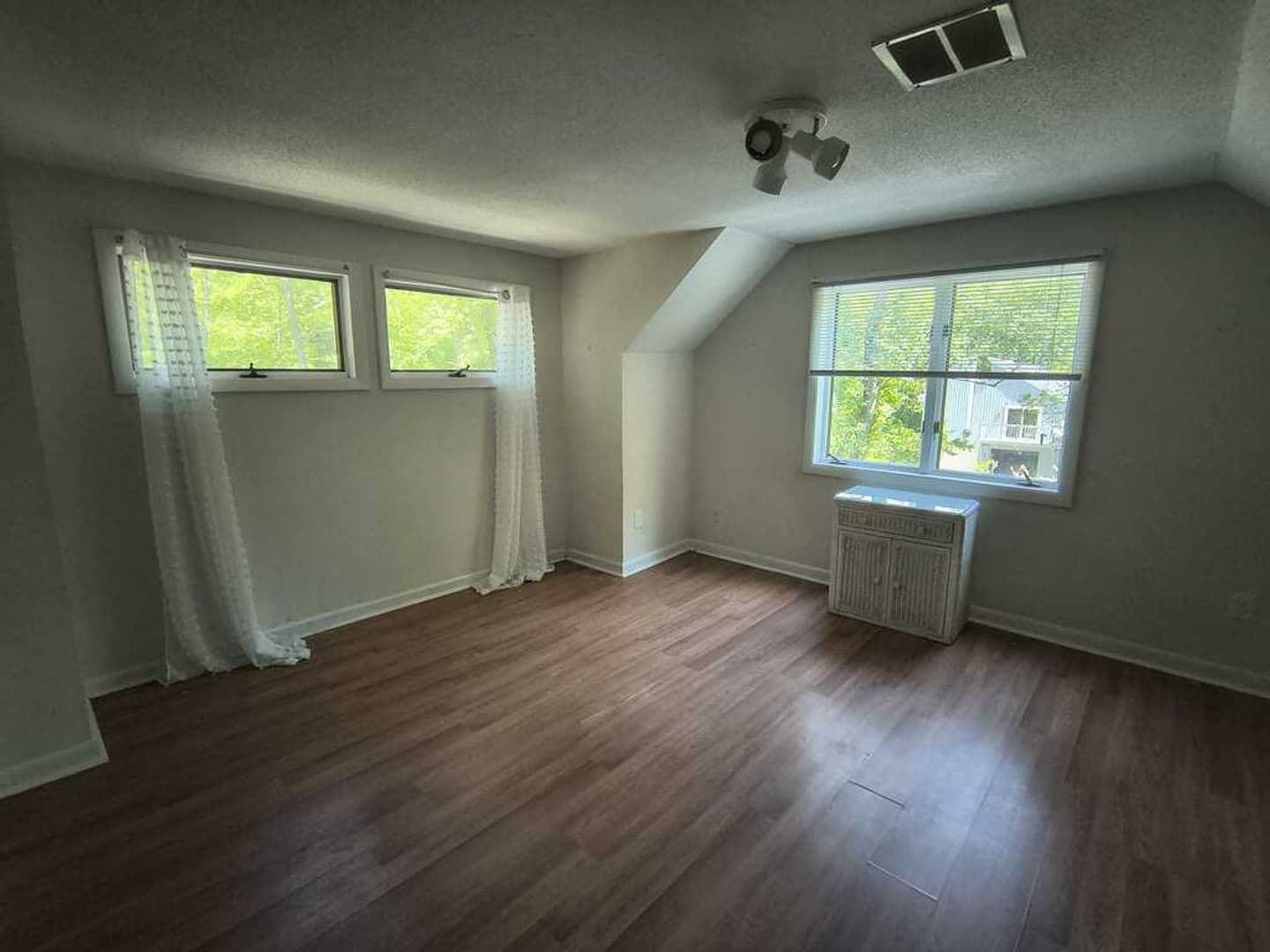 Goshen House: 421 E Hyerdale Drive
