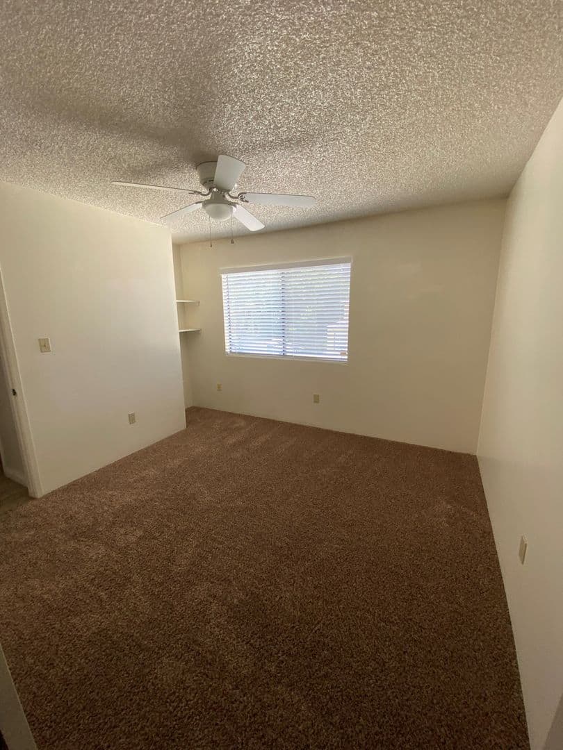 BAKERSFIELD Apartment: 804 QUAILRIDGE RD. #A-E