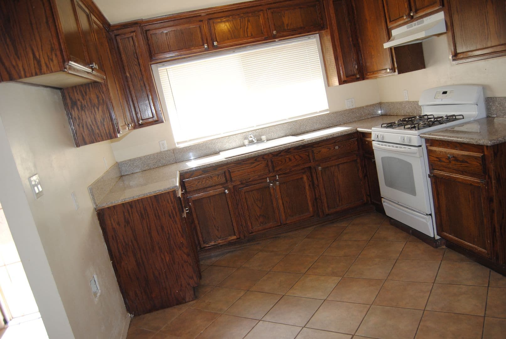 BAKERSFIELD House: 3900 MARILYN PLACE