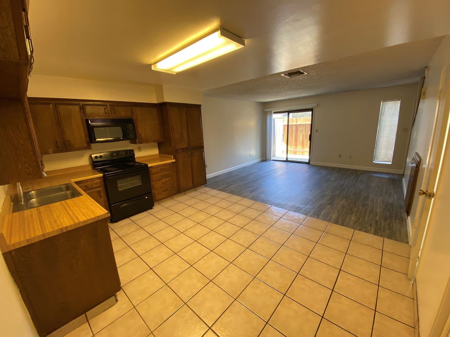 BAKERSFIELD Apartment: 804 QUAILRIDGE RD. #A-E