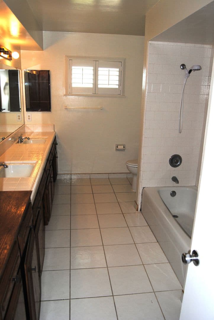 BAKERSFIELD House: 500 PLATO CT.