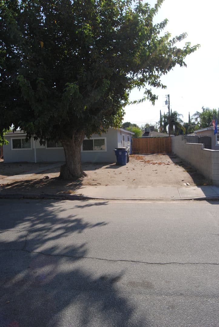 BAKERSFIELD House: 5812 CLAYTON ST.
