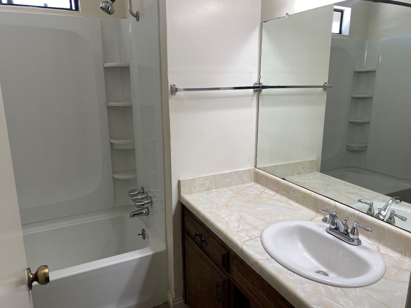 BAKERSFIELD Apartment: 804 QUAILRIDGE RD. #A-E