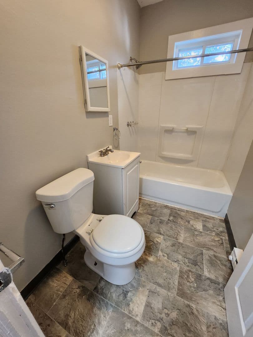 Pen Argyl Apartment: 500-502 W Pennsylvania Ave