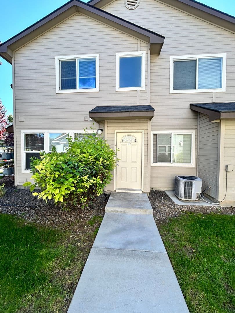 Nampa Apartment: 1005 & 1023 S Locust St