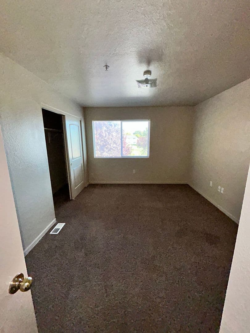 Nampa Apartment: 1005 & 1023 S Locust St