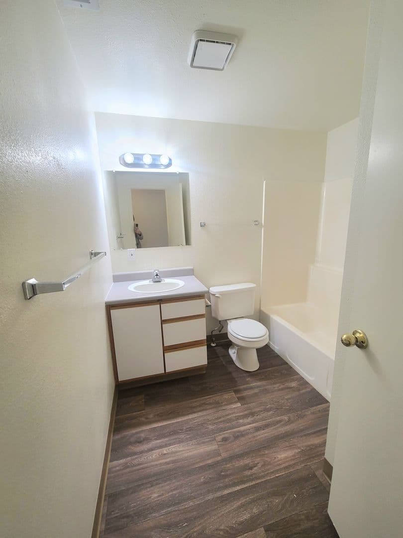 Nampa Apartment: 408-420 N. Broadmore Way