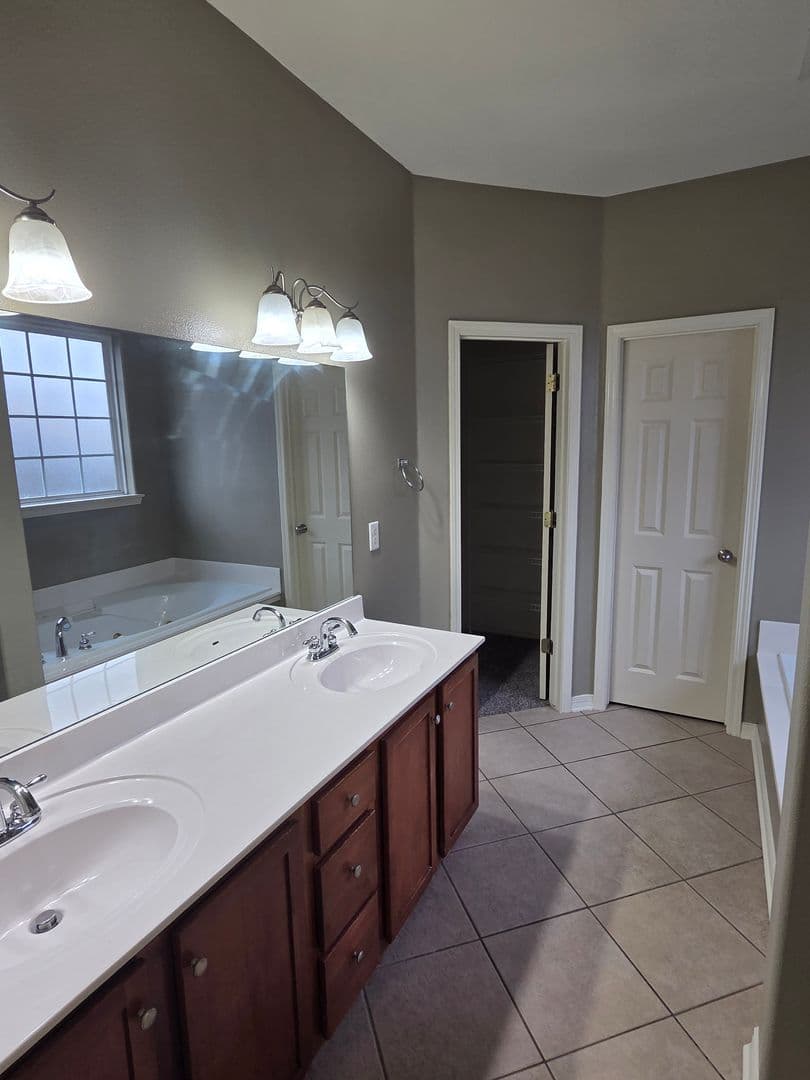 Fayetteville House: 3219 W. Thornebrook Street