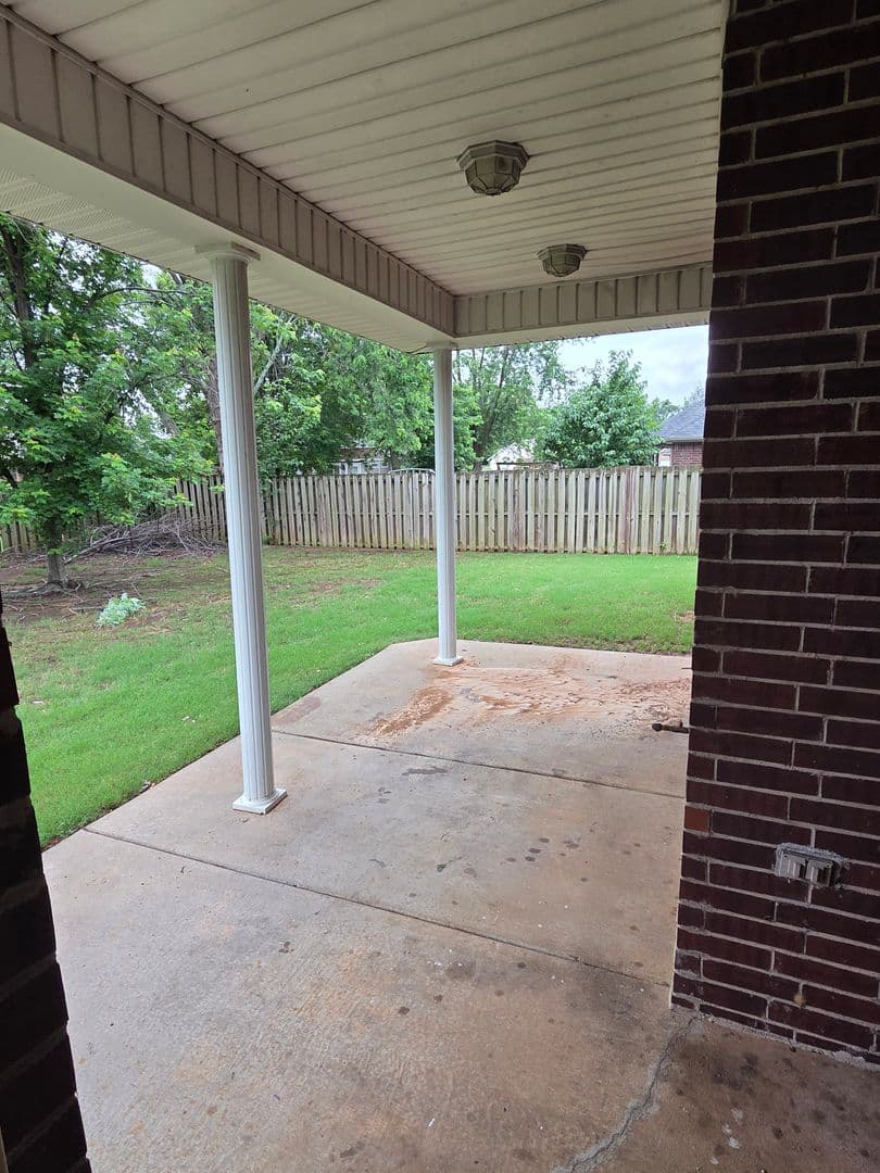Fayetteville House: 3219 W. Thornebrook Street