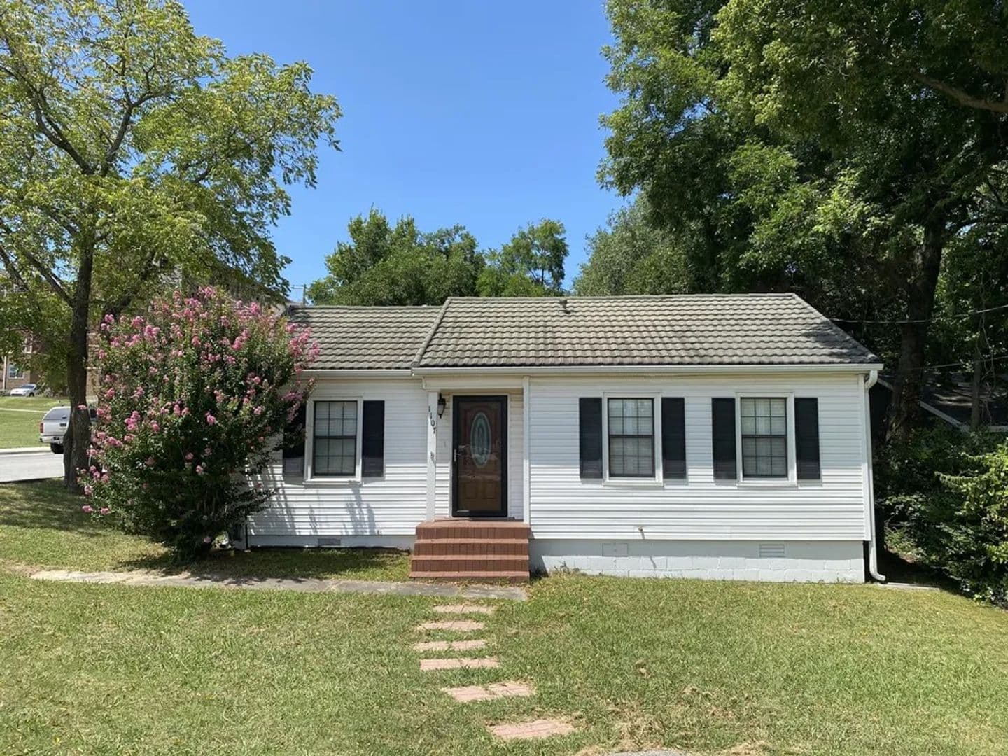 Fayetteville House: 1107 W James St