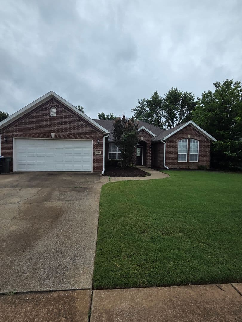Fayetteville House: 3219 W. Thornebrook Street