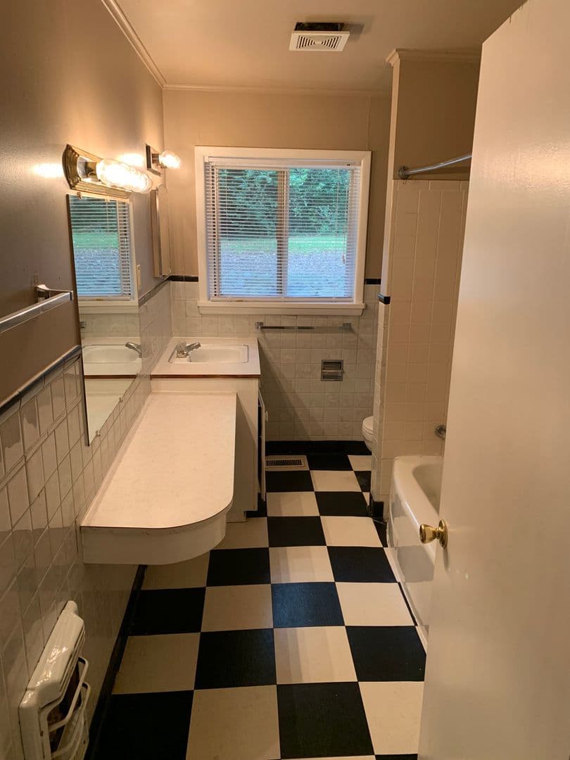 Fayetteville House: 912 W. Clinton Drive