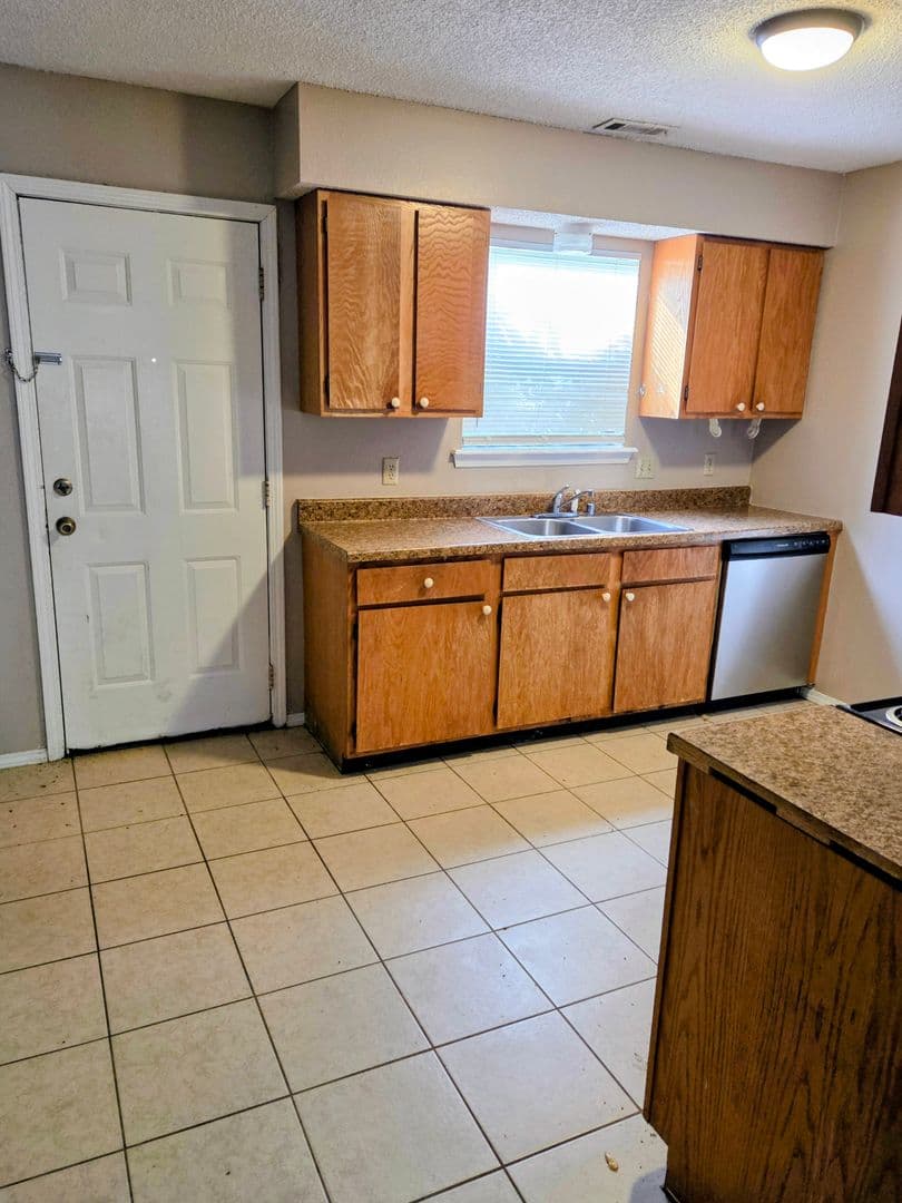 Fayetteville Apartment: 1023-1057 Eagle