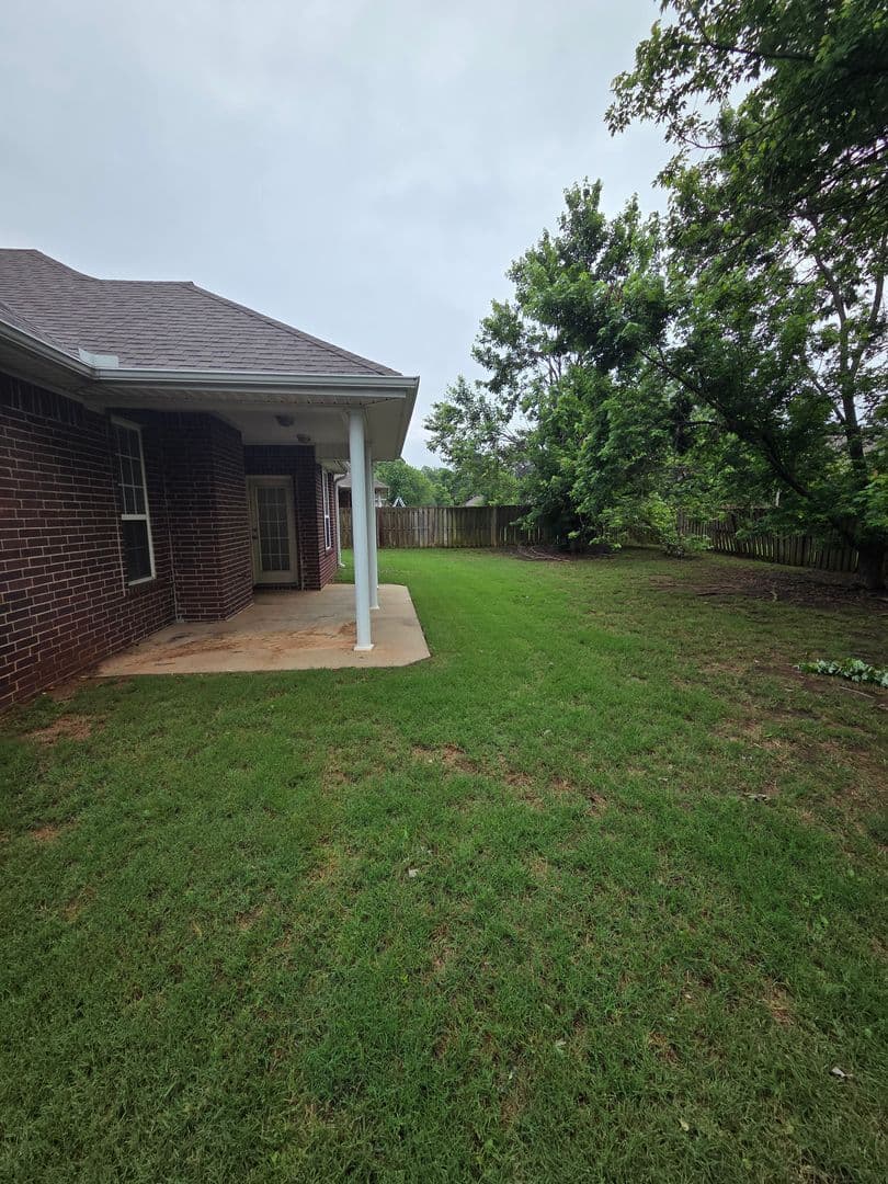 Fayetteville House: 3219 W. Thornebrook Street