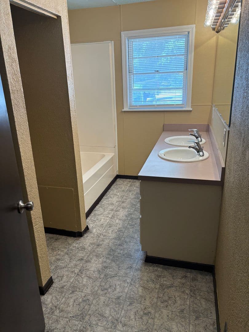 Fayetteville Apartment: 873 Clinton Dr.