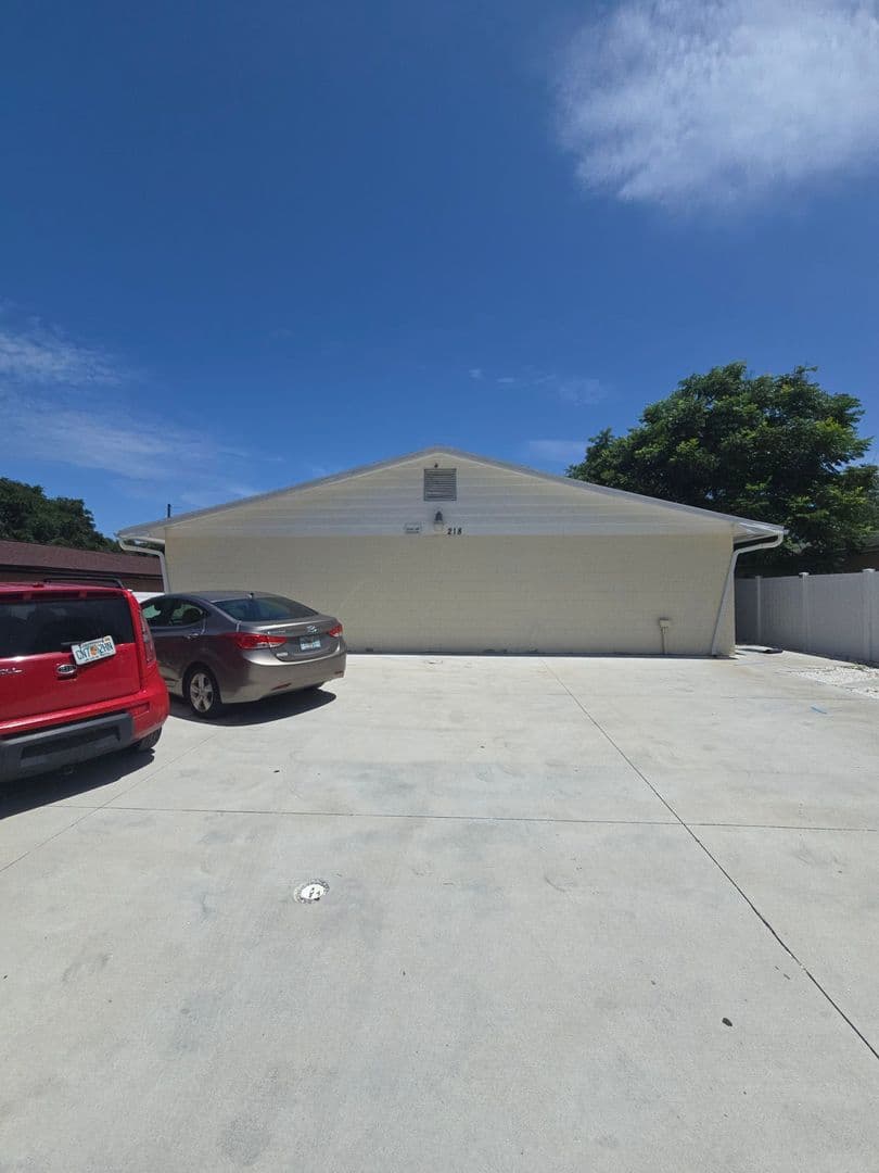 Dundee Apartment: 218 Florida Ave