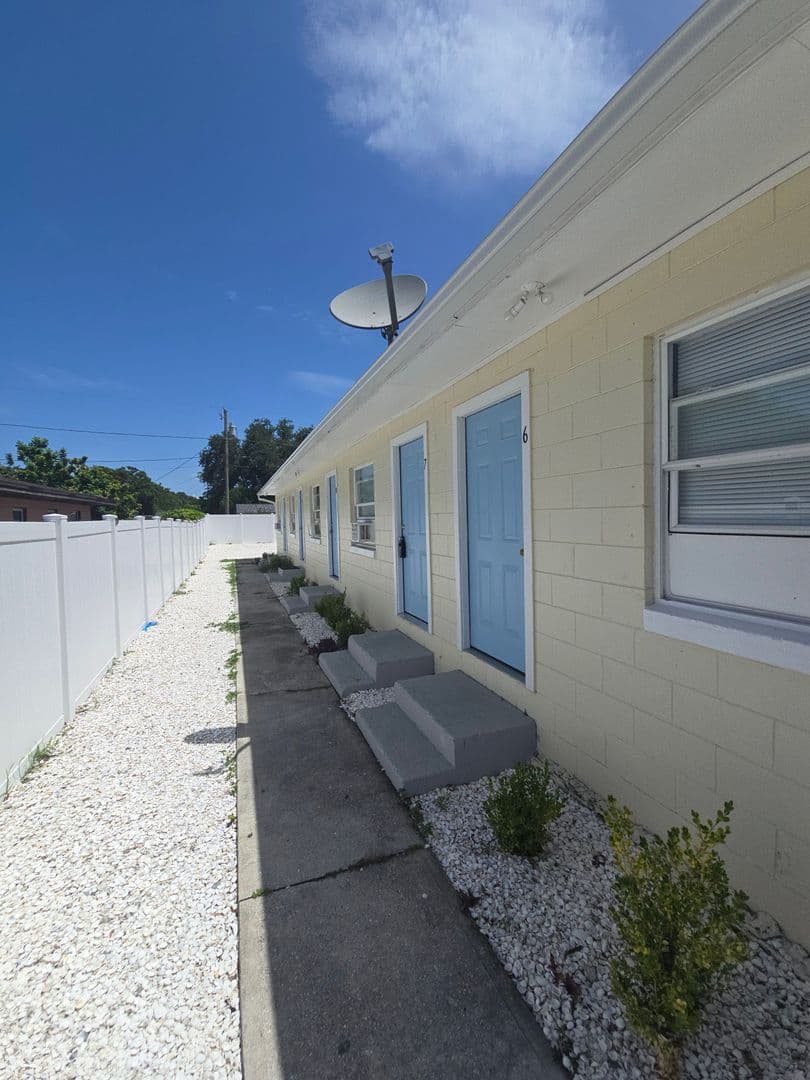 Dundee Apartment: 218 Florida Ave