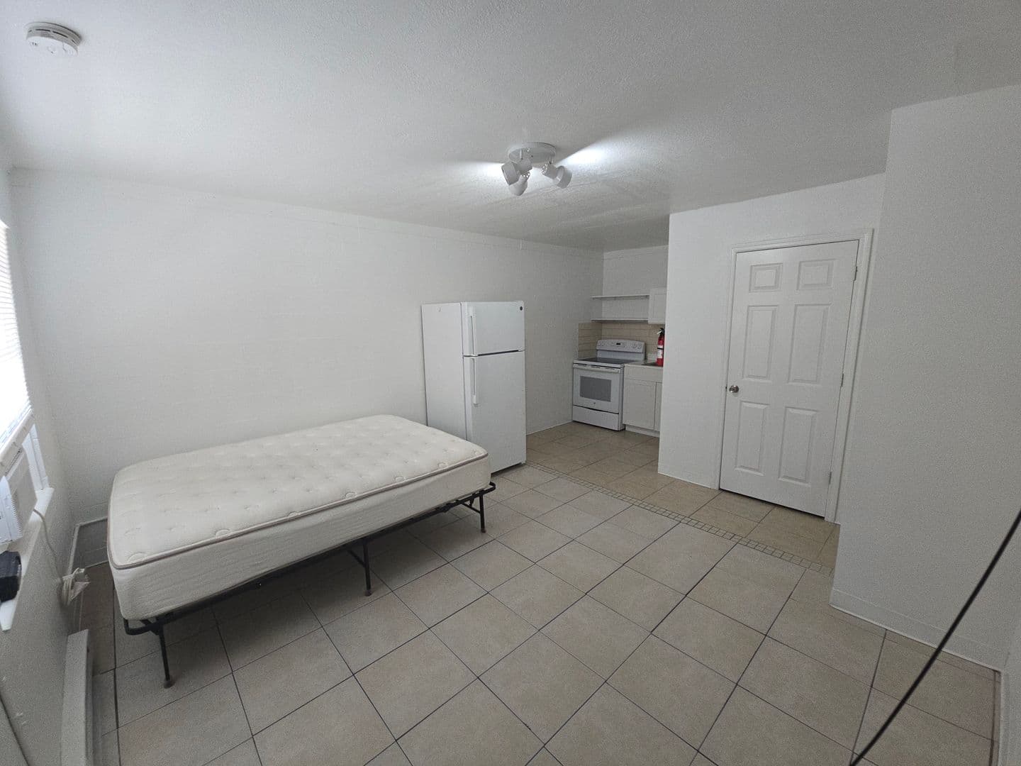 Dundee Apartment: 218 Florida Ave