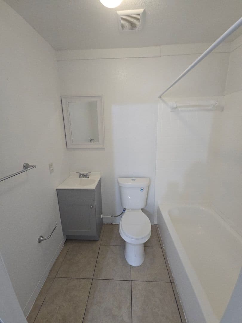 Dundee Apartment: 218 Florida Ave