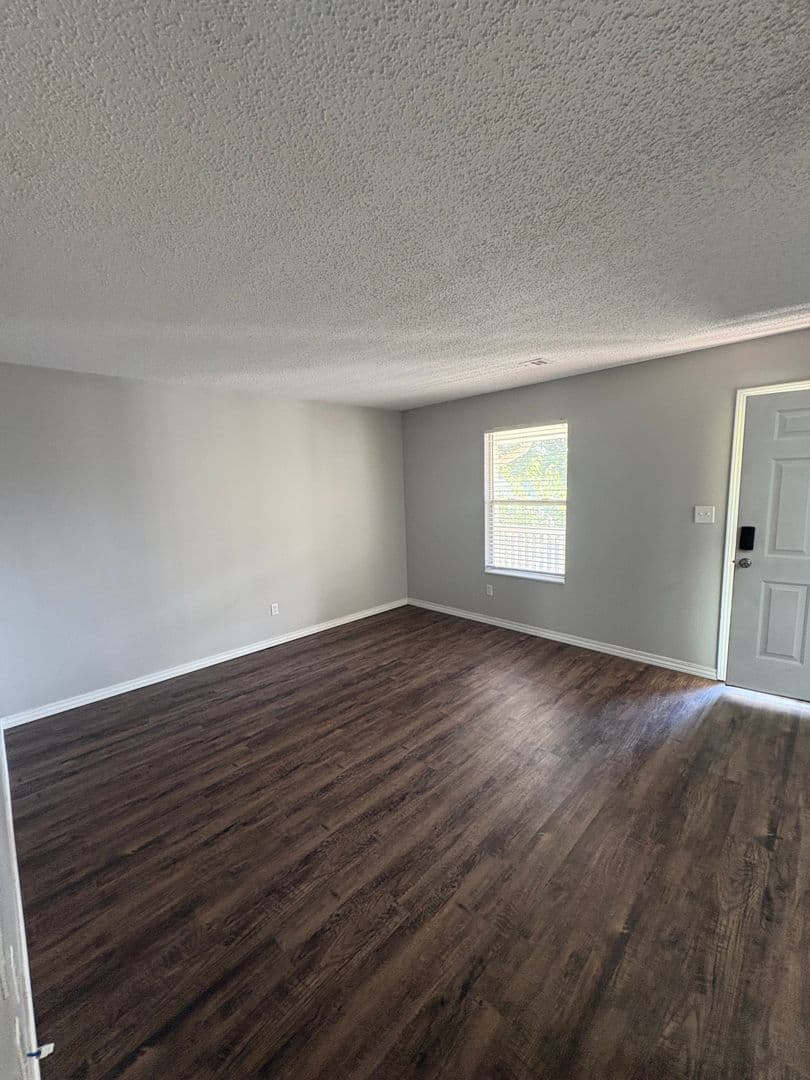 Springfield Apartment: 1138 E Walnut St