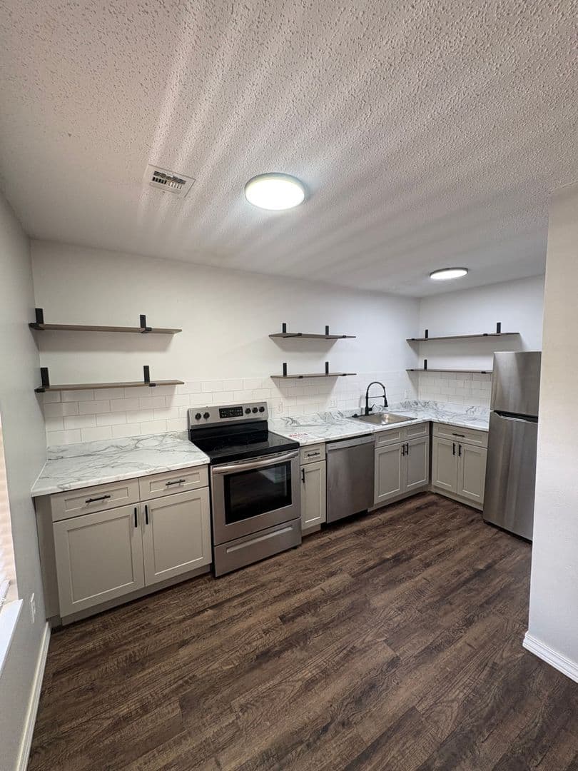 Springfield Apartment: 1138 E Walnut St