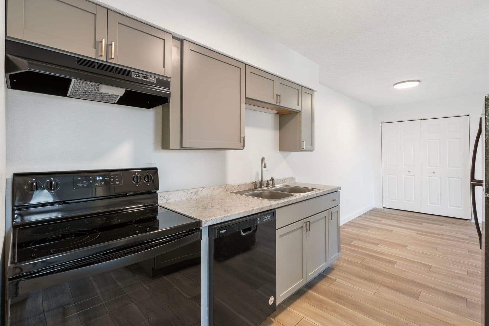 Springfield Apartment: 3110-3180 West Greenwood Street