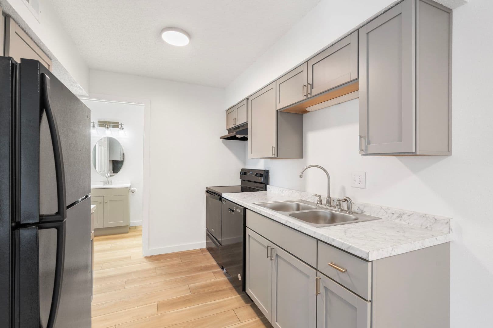 Springfield Apartment: 3110-3180 West Greenwood Street