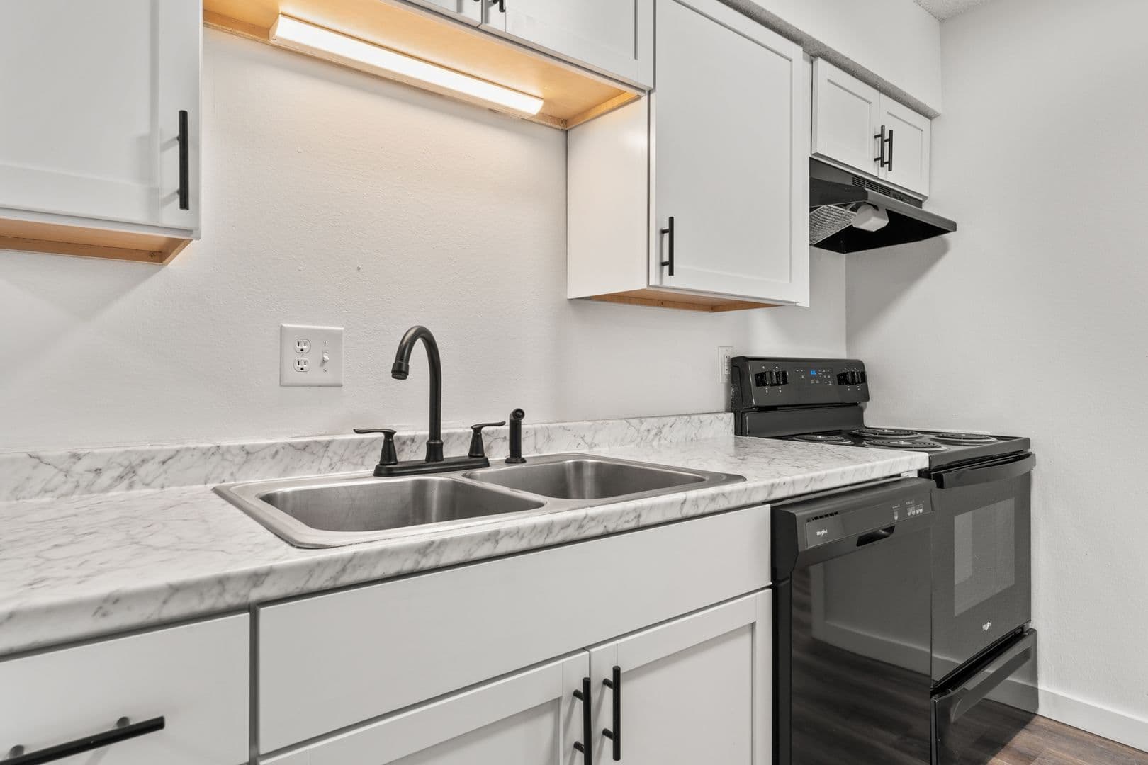 Springfield Apartment: 3110-3180 West Greenwood Street
