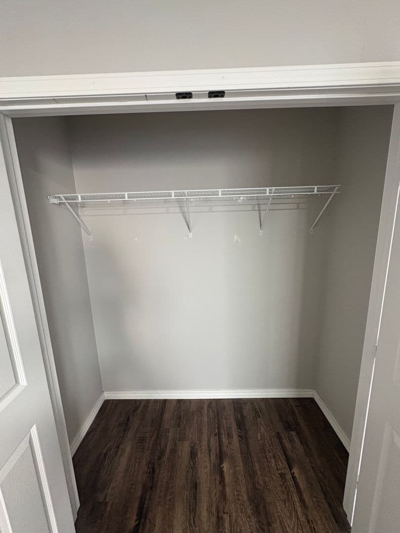 Springfield Apartment: 1138 E Walnut St