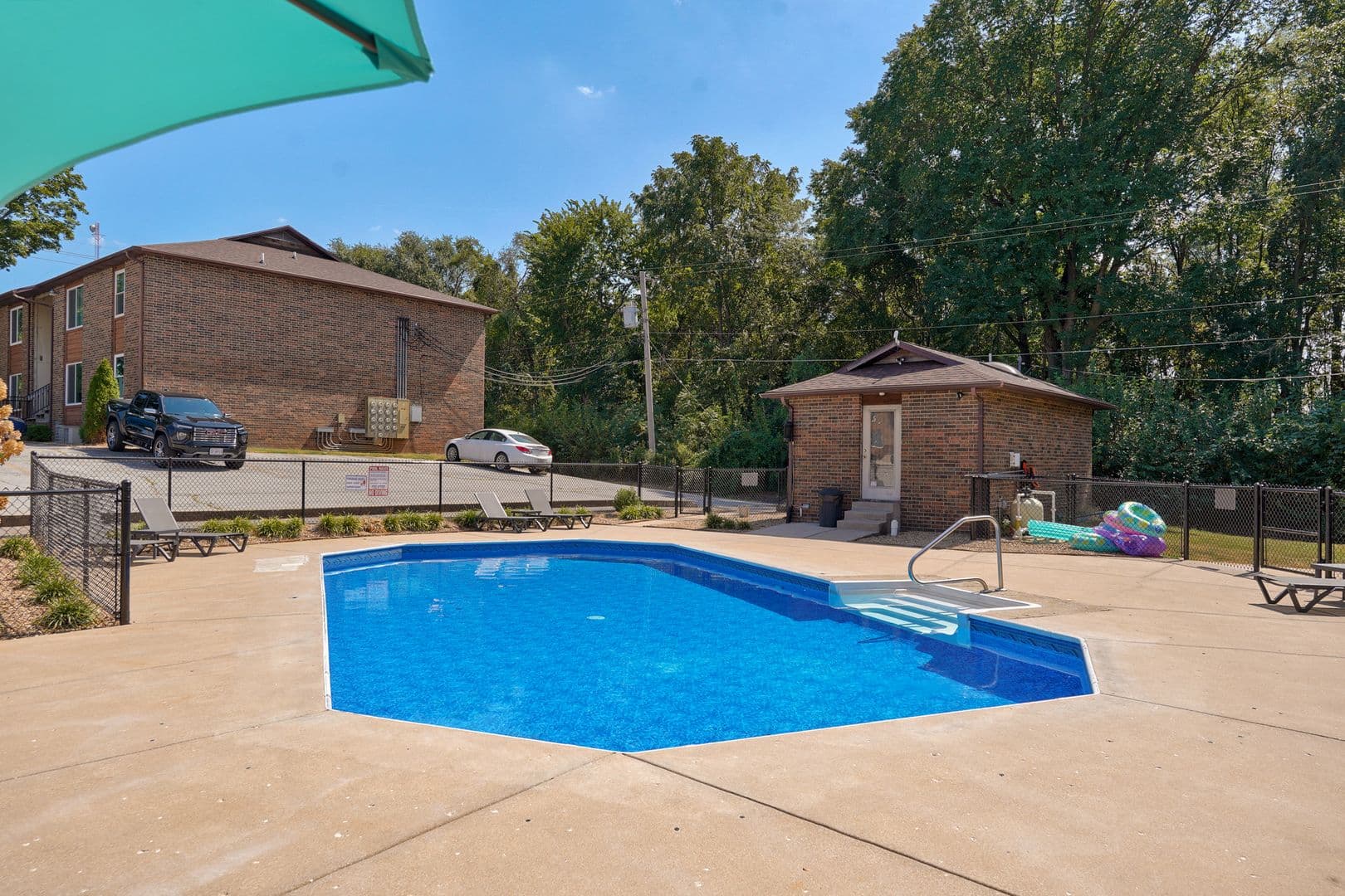 Springfield Apartment: 3110-3180 West Greenwood Street
