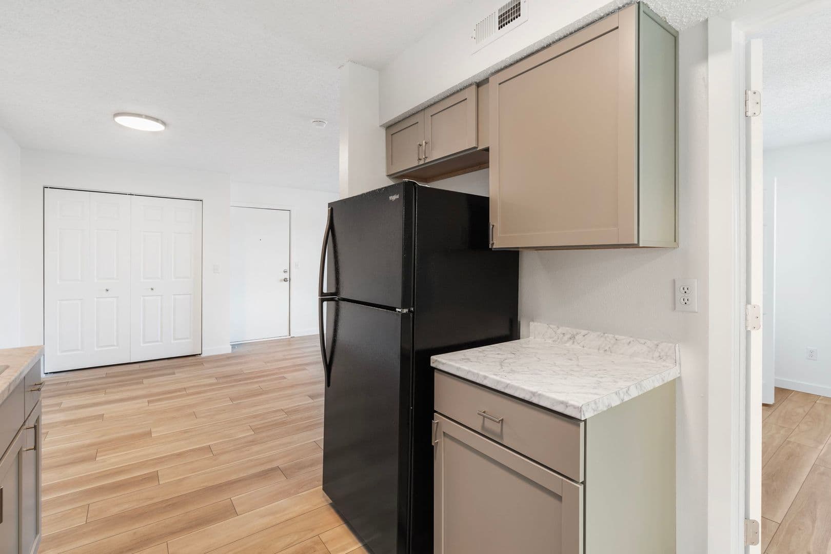 Springfield Apartment: 3110-3180 West Greenwood Street