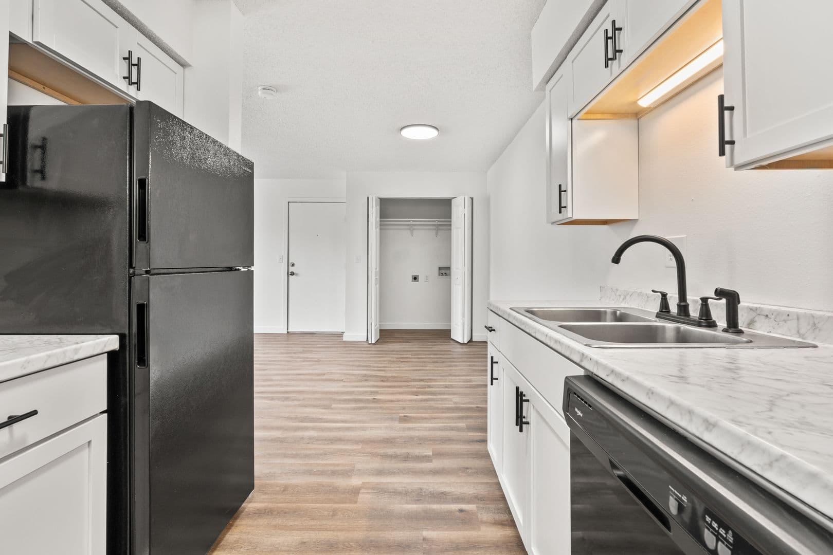 Springfield Apartment: 3110-3180 West Greenwood Street