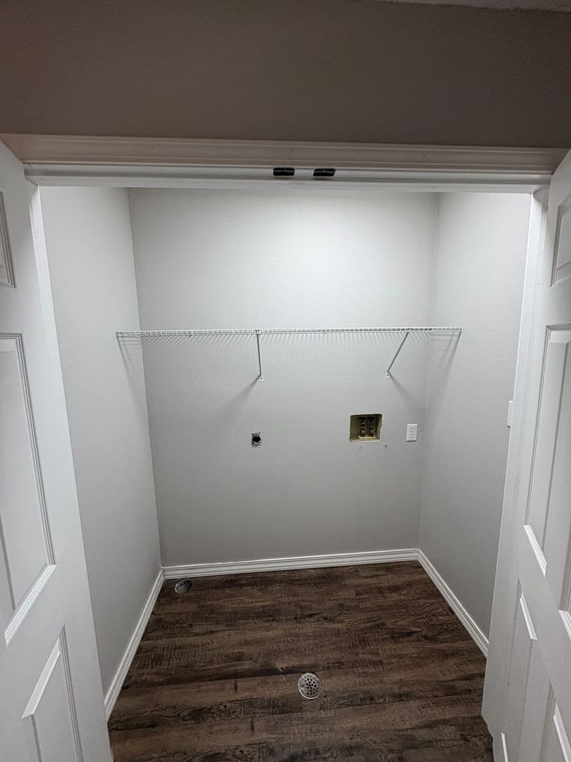 Springfield Apartment: 1138 E Walnut St