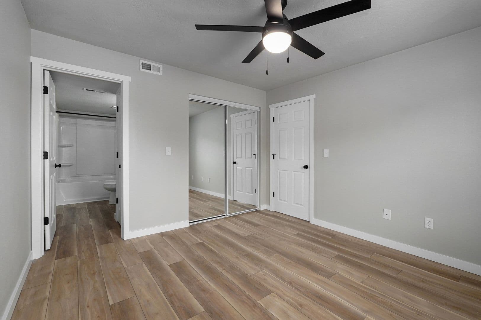 Springfield Apartment: 2213 East Macs Court