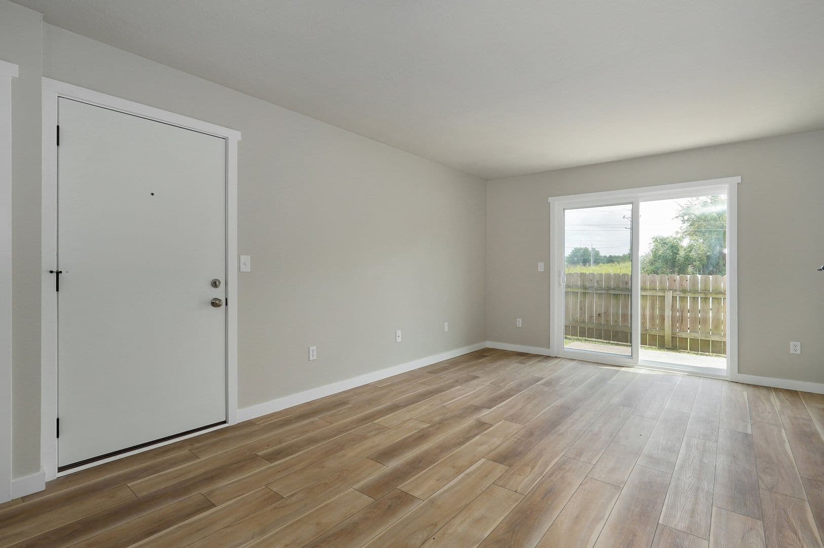 Springfield Apartment: 2213 East Macs Court