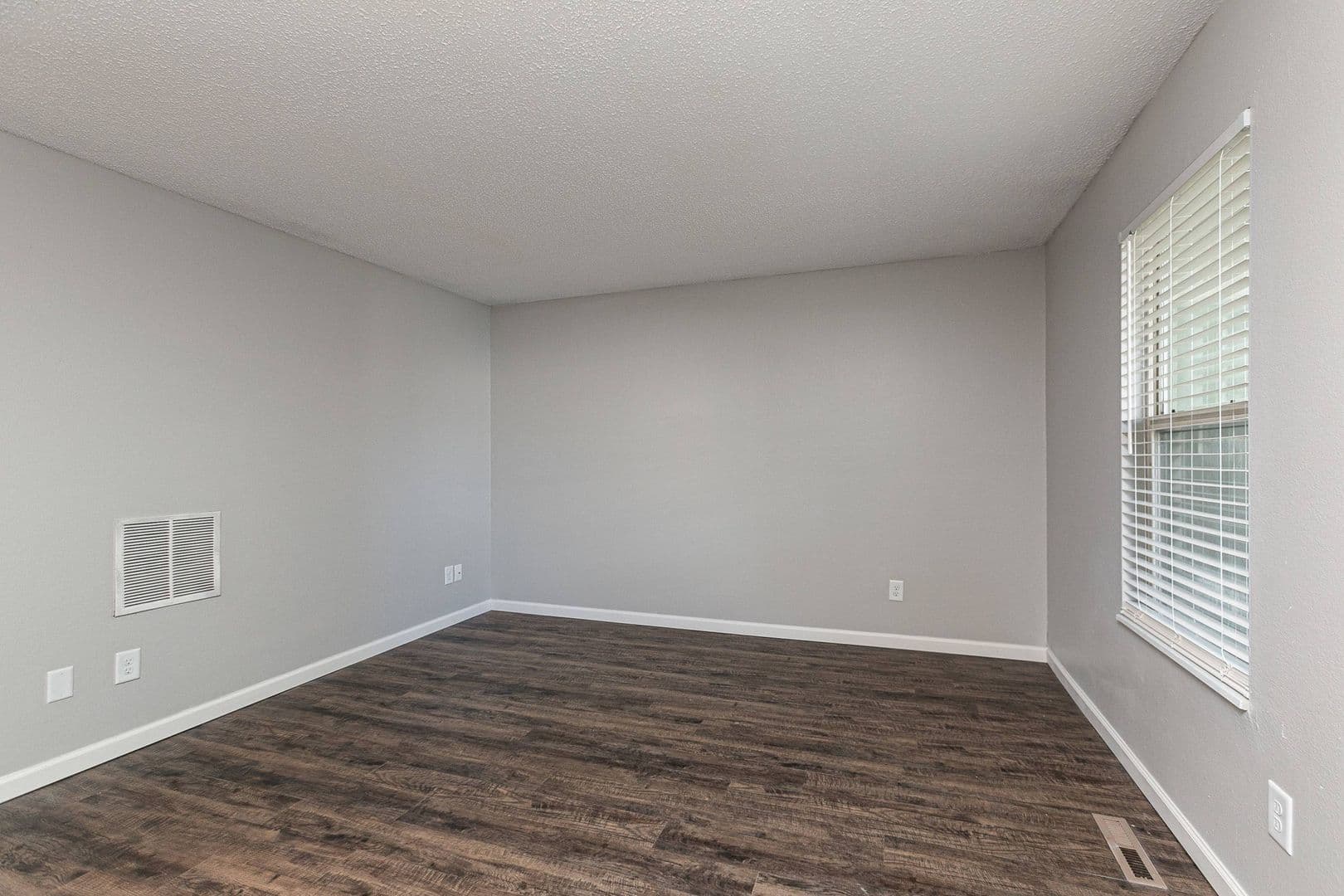 Springfield Apartment: 1147 E Elm St