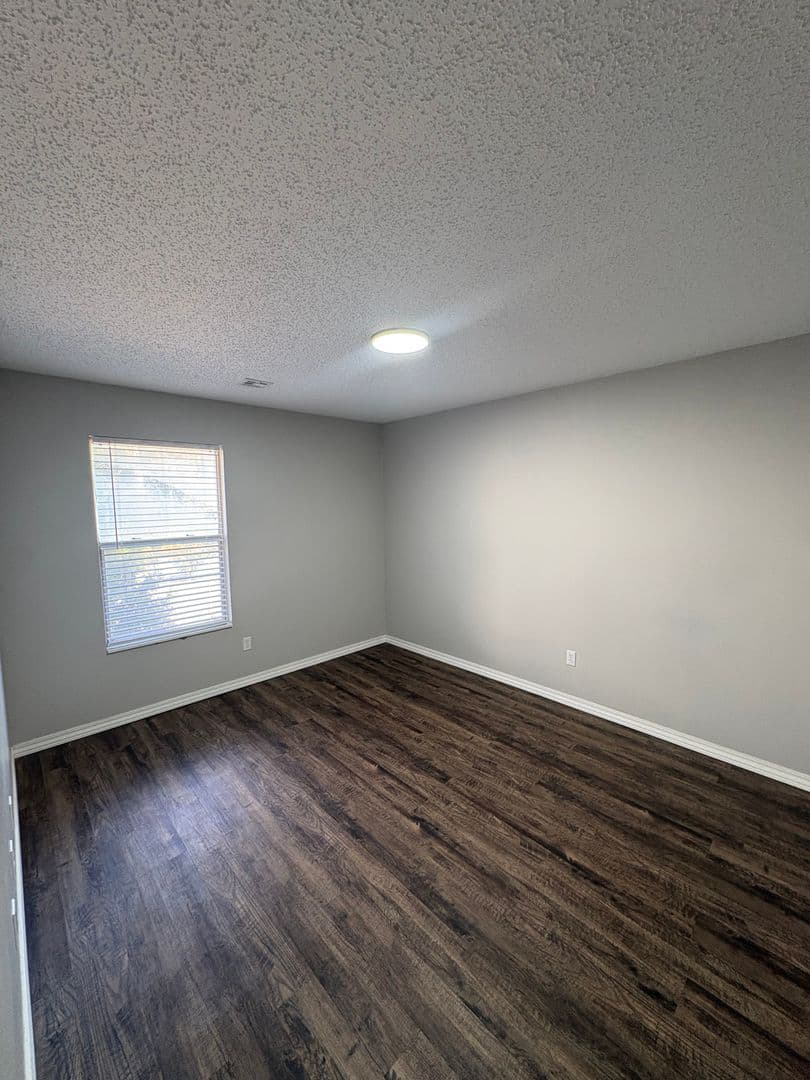 Springfield Apartment: 1138 E Walnut St