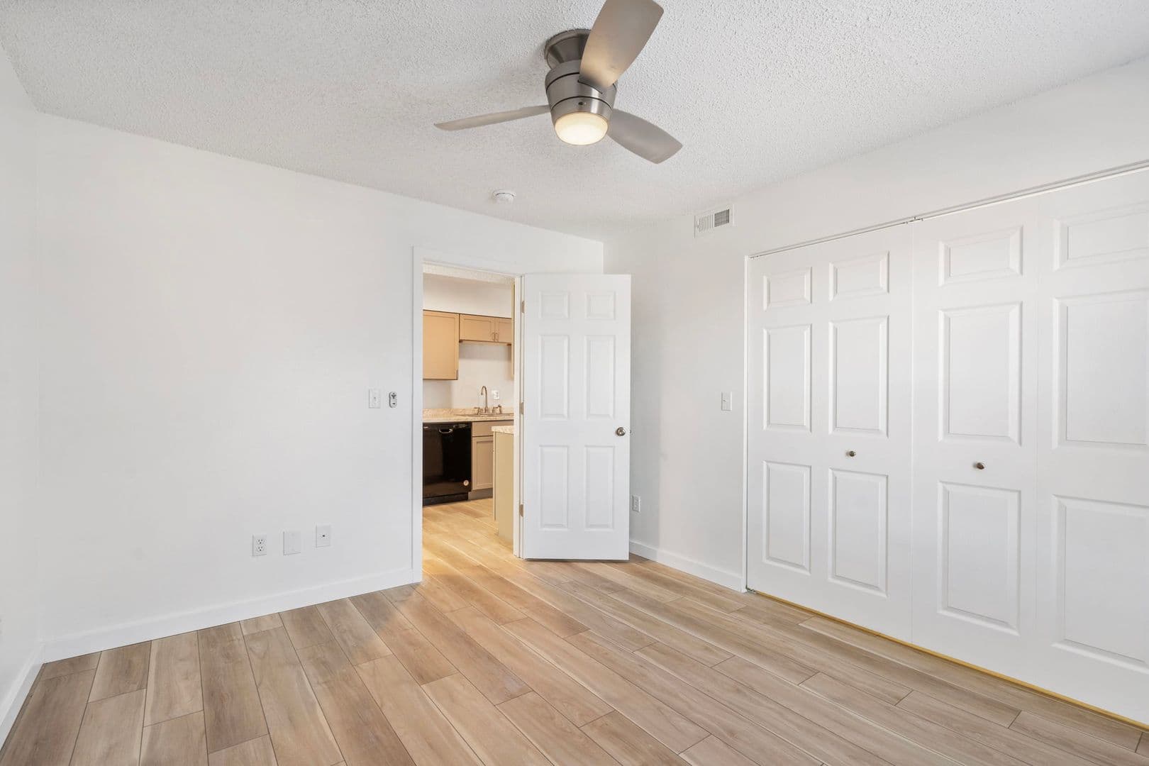 Springfield Apartment: 3110-3180 West Greenwood Street