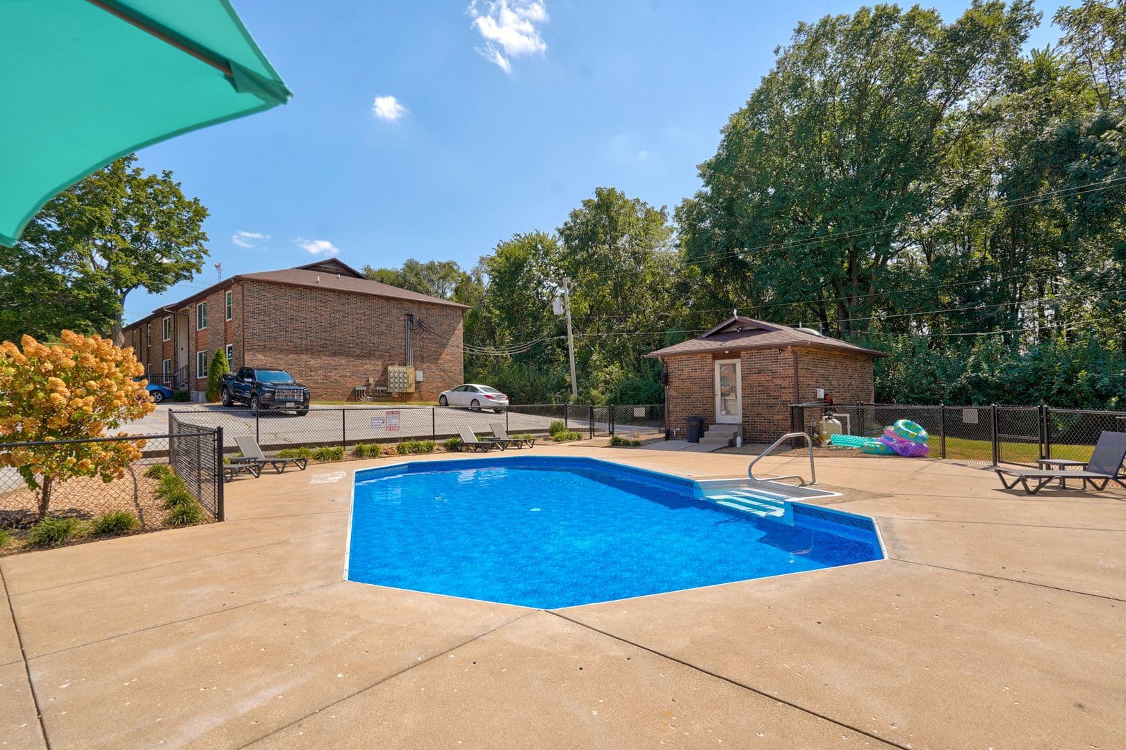 Springfield Apartment: 3110-3180 West Greenwood Street