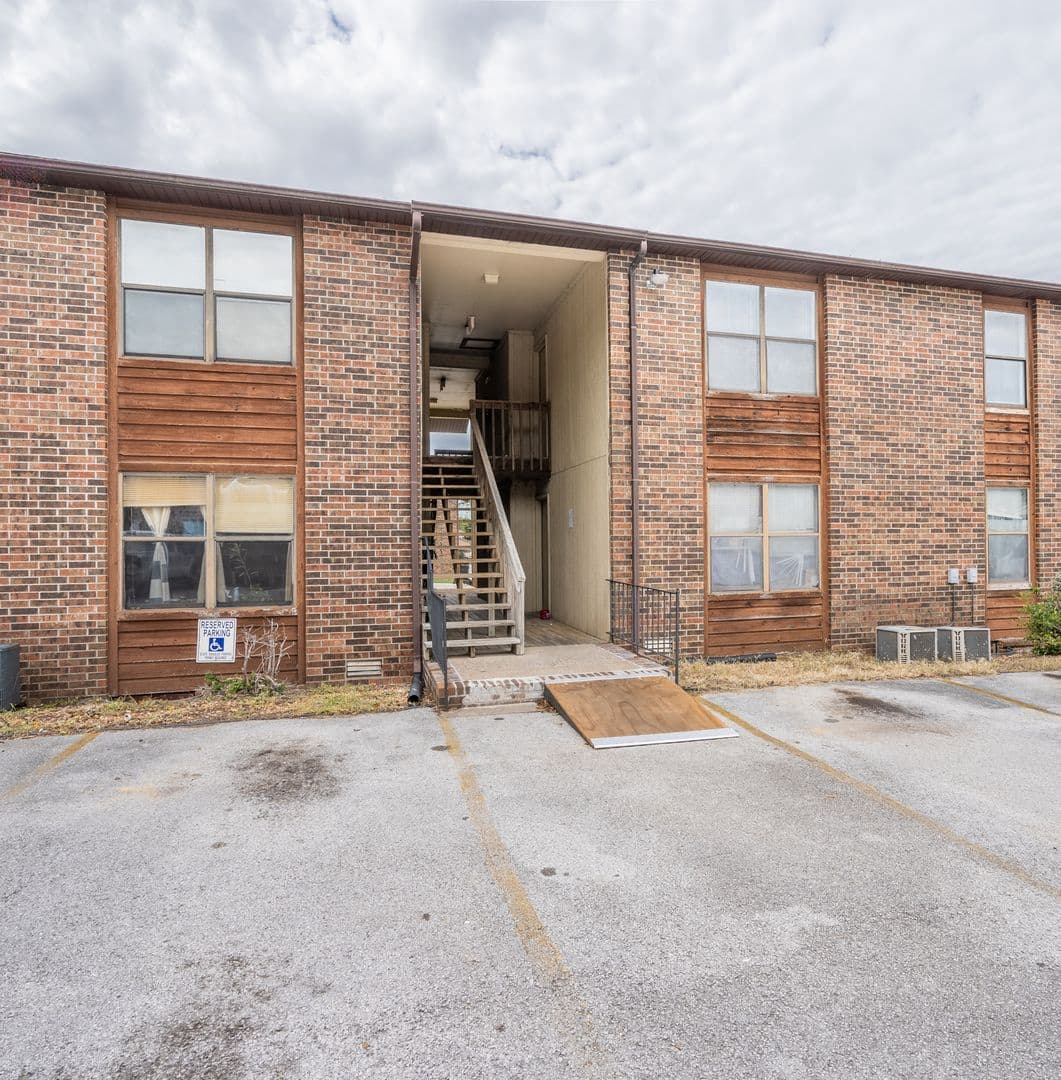 Springfield Apartment: 3110-3180 West Greenwood Street