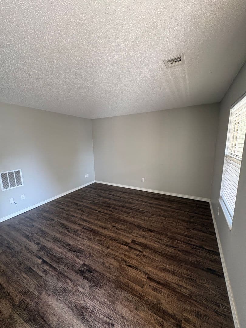 Springfield Apartment: 1138 E Walnut St