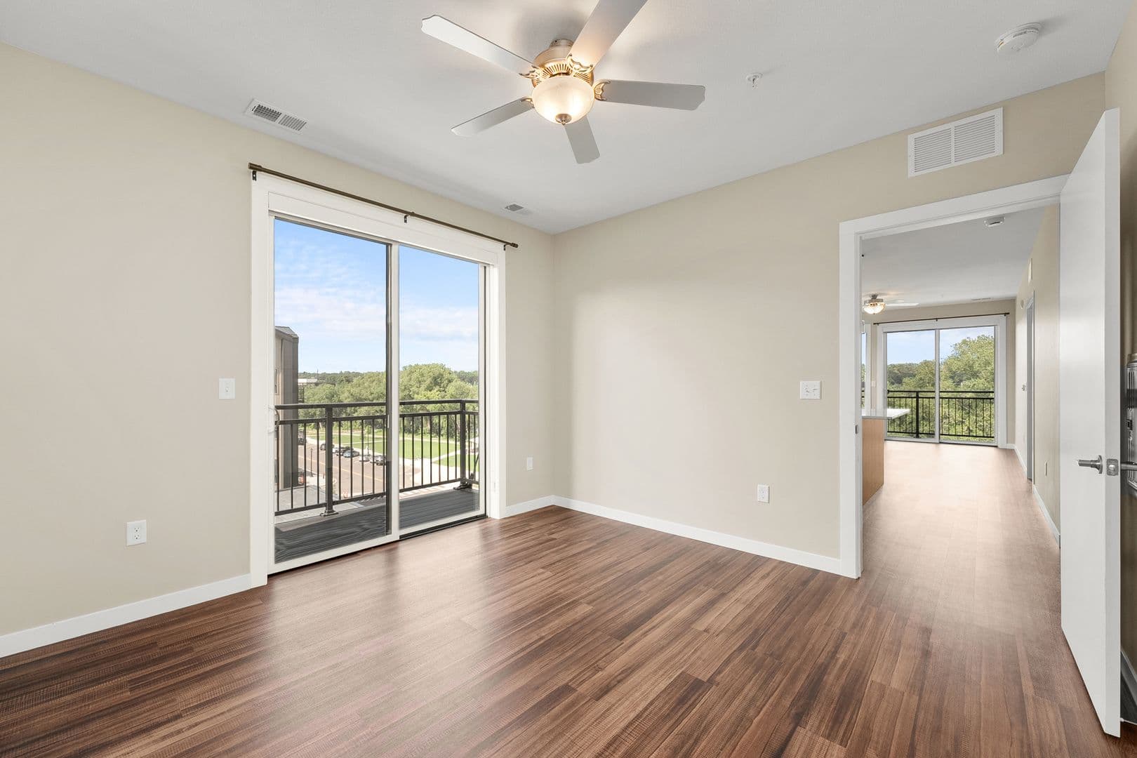 Eau Claire Apartment: 2016 Oxford Avenue