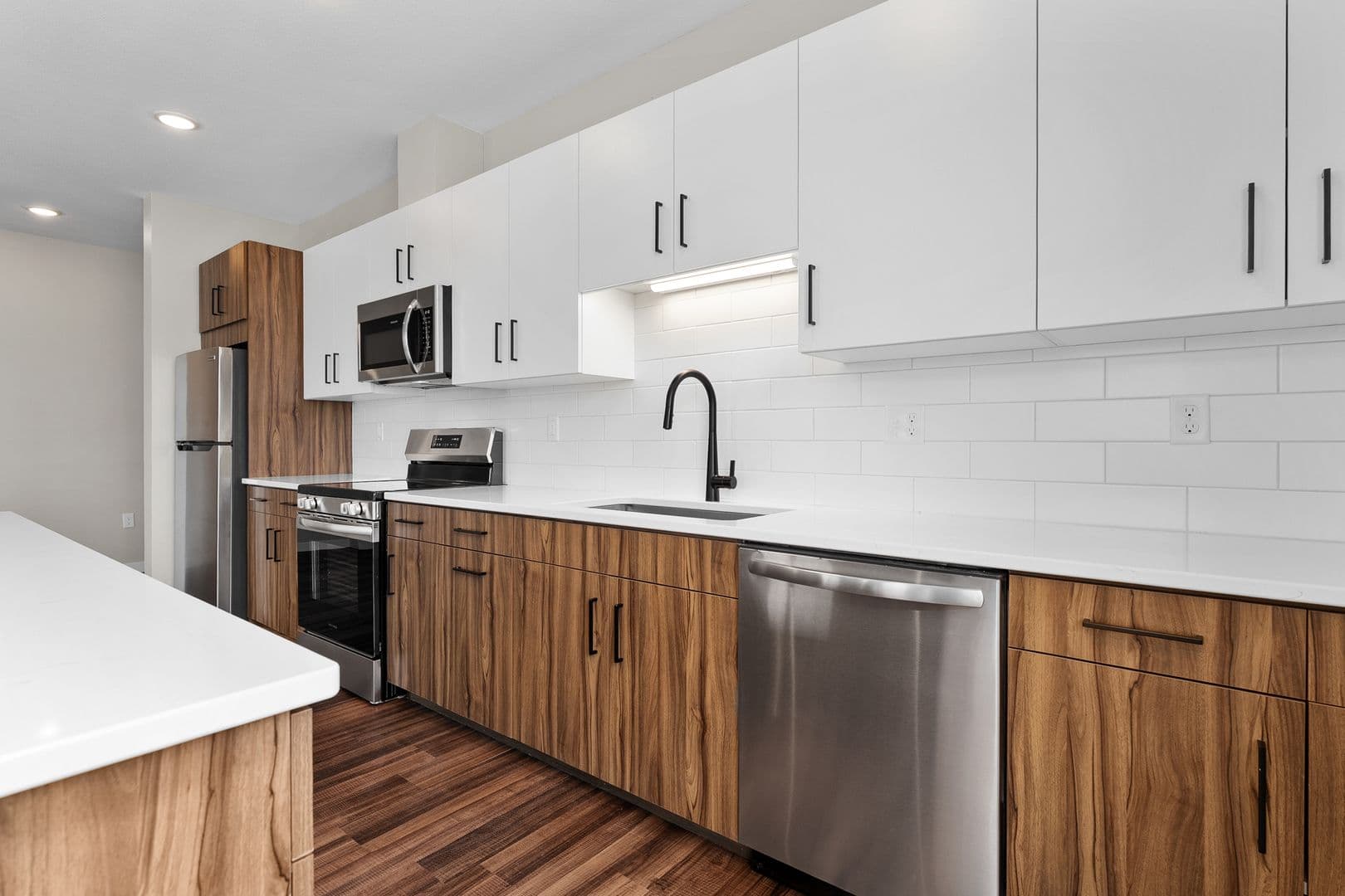 Eau Claire Apartment: 1920 Oxford Avenue
